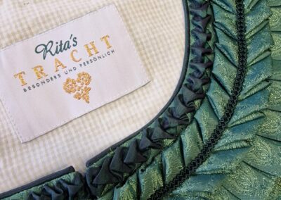 Goldhaubenkleid-Rüschen