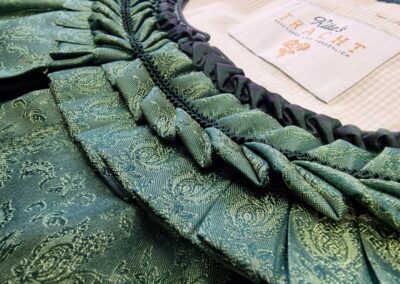 Goldhaubenkleid-Rüschen