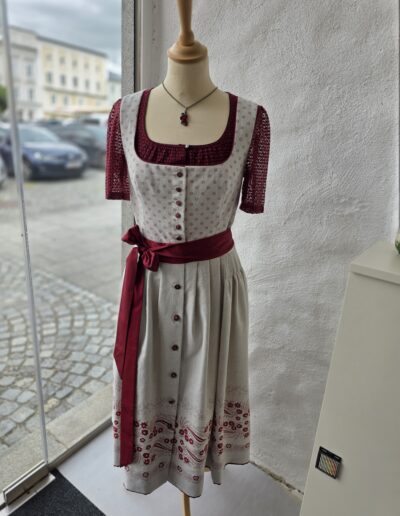 Mühlviertler Leinendirndl rot