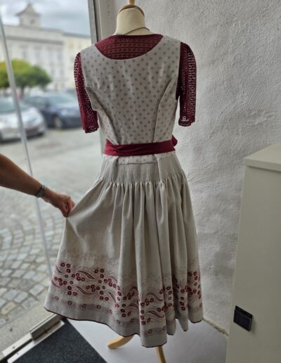 Mühlviertler Leinendirndl rot