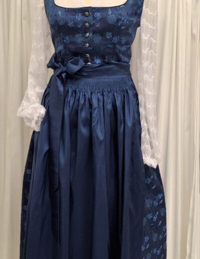 Seidendirndl bestickt