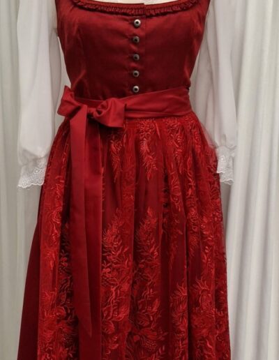 Seidendirndl mit Wollstoffrock