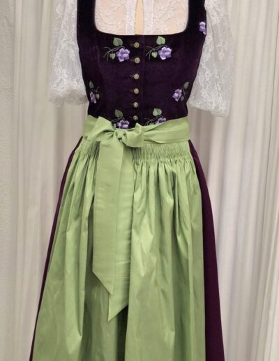 Dirndl: Oberteil - bestickter Samt mit Wollstoffrock